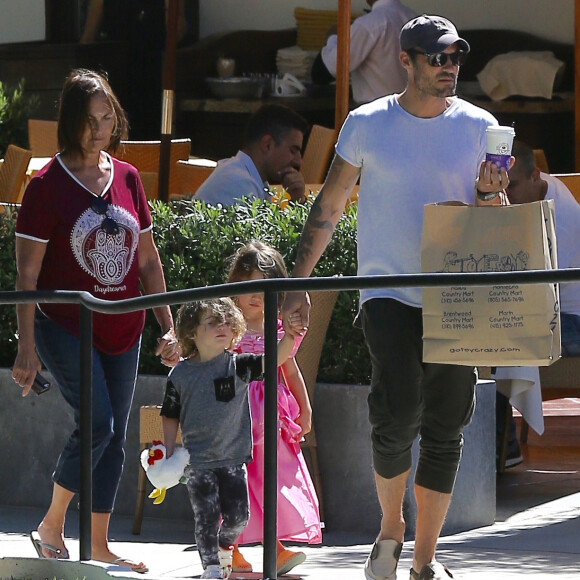 Brian Austin Green se promenant dans les rues de Los Angeles avec ses fils, Bodhi et Noah, et la mère de Megan Fox, Gloria, le 18 août 2016