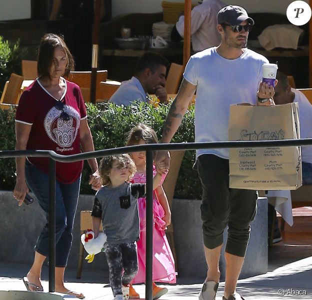Brian Austin Green se promenant dans les rues de Los Angeles avec ses fils, Bodhi et Noah, et la mère de Megan Fox, Gloria, le 18 août 2016