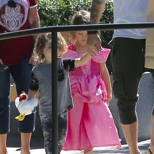 Brian Austin Green se promenant dans les rues de Los Angeles avec ses fils, Bodhi et Noah, et la mère de Megan Fox, Gloria, le 18 août 2016