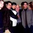 Le manager Lou Pearlman (au milieu) et les membres du boysband O-Town à Los Angeles. Février 2003.