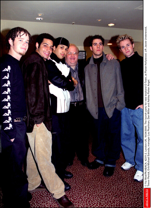Le manager Lou Pearlman (au milieu) et les membres du boysband O-Town à Los Angeles. Février 2003.