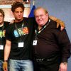 Les membres du groupe b4-4, David Byrne et Lou Pearlman (à droite) à Bruxelles. Novembre 2002.