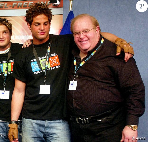 Les membres du groupe b4-4, David Byrne et Lou Pearlman (à droite) à Bruxelles. Novembre 2002.