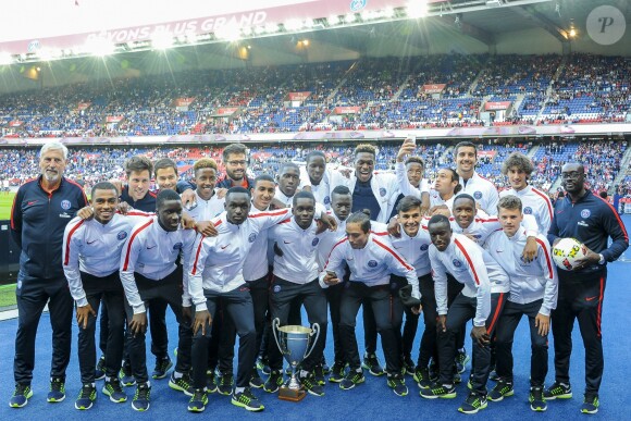 L'équipe au complet des U19 du PSG sacré Champion avec la coupe - Match de Ligue 1 PSG-Metz - 2ème journée au Parc des Princes à Paris, le 21 août 2016. Victoire du PSG 3-0. © Pierre Perusseau/Bestimage