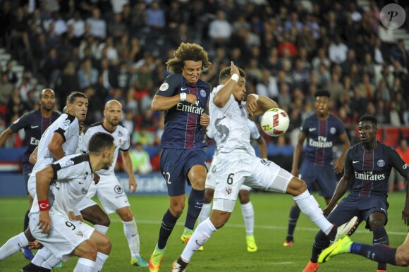 David Luiz au duel - Match de Ligue 1 PSG-Metz - 2ème journée au Parc des Princes à Paris, le 21 août 2016. Victoire du PSG 3-0. © Pierre Perusseau/Bestimage