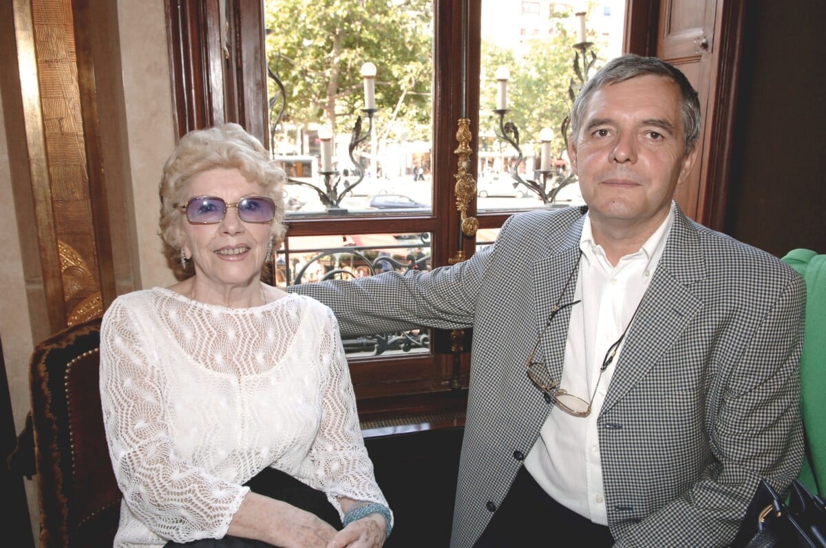 Photo : Jacqueline Pagnol avec son fils, Frédéric Pagnol, lors du Prix  Marcel Pagnol organisé au restaurant Fouquets à Paris le 9 juin 2005 -  Purepeople