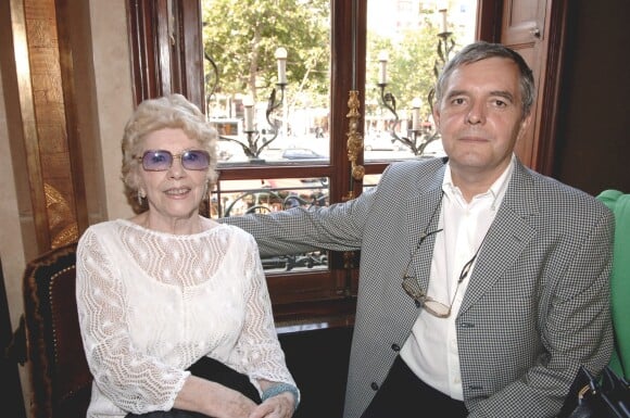 Jacqueline Pagnol avec son fils, Frédéric Pagnol, lors du Prix Marcel Pagnol organisé au restaurant Fouquet's à Paris le 9 juin 2005
