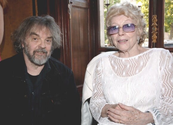 Jacqueline Pagnol avec l'écrivain Pierre Pelot lors du Prix Marcel Pagnol organisé au restaurant Fouquet's à Paris le 9 juin 2005