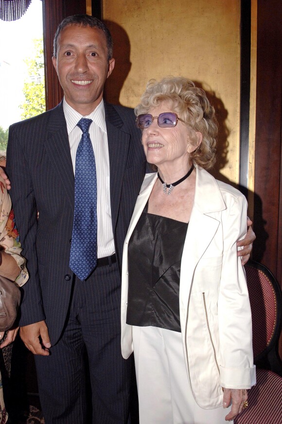 Jacqueline Pagnol avec l'ancien Ministre délégué à la Promotion de l'Égalité des chances Azouz Begag lors du Prix Marcel Pagnol organisé au restaurant Fouquet's à Paris le 8 juin 2006
