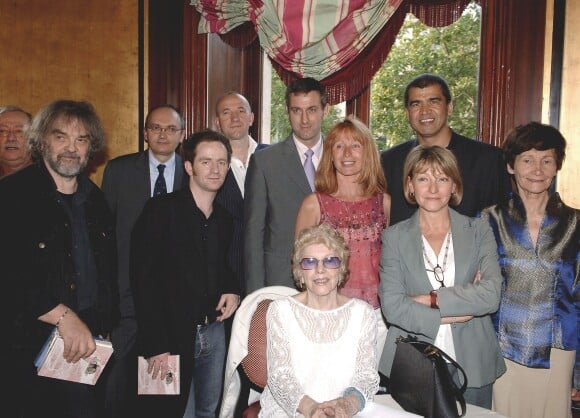 Jacqueline Pagnol lors du Prix Marcel Pagnol organisé au restaurant Fouquet's à Paris le 9 juin 2005, posant avec le lauréat Pierre Pelot et avec Daniel Picouly, Mathias Malzieu, Philippe Claudel.
