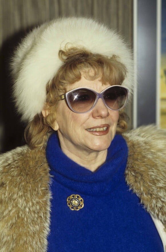 En France, à Paris, Jacqueline Pagnol portant une toque en fourrure et des lunettes de soleil en mars 1985