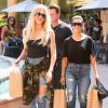 Kourtney et Khloé Kardashian font du shopping à Encino. Le 23 août 2016.