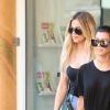 Kourtney et Khloé Kardashian font du shopping et un tour de carrousel à Encino. Le 23 août 2016.