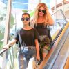 Les soeurs Kourtney et Khloé Kardashian font du shopping et un tour de carrousel à Encino. Le 23 août 2016.