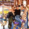 Kourtney Kardashian et sa petite soeur Khloé font du shopping et un tour de carrousel à Encino. Le 23 août 2016.