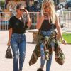 Kourtney et Khloé Kardashian font du shopping et un tour de carrousel à Encino. Le 23 août 2016.