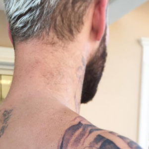 Le nouveau tatouage de M. Pokora, réalisé par Romain Kew et Klain, août 2016.