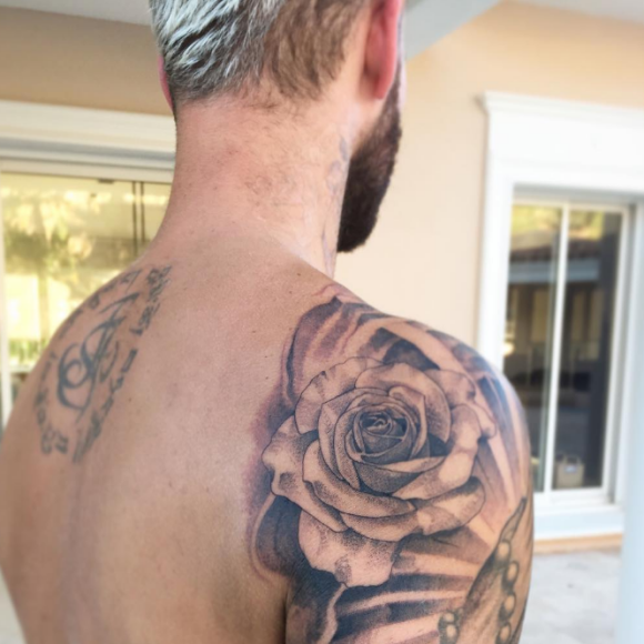 Le nouveau tatouage de M. Pokora, réalisé par Romain Kew et Klain, août 2016.