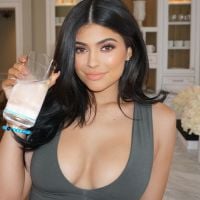 Kylie Jenner a-t-elle fait refaire sa poitrine ? Sa drôle de justification