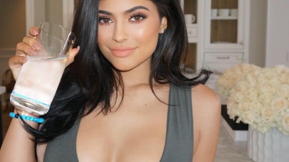 Kylie Jenner a-t-elle fait refaire sa poitrine ? Sa drôle de justification