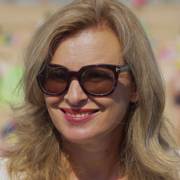 Semi-Exclusif - Valérie Trierweiler participe à l'opération du Secours Populaire "Journée des oubliés des vacances" à Cabourg, le 25 août 2016.