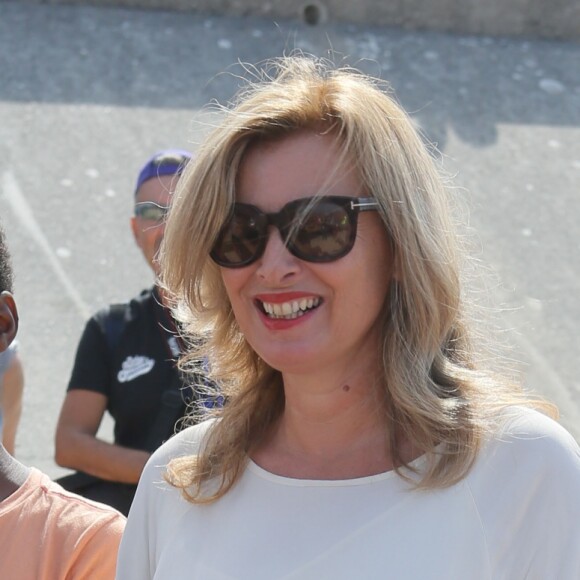 Semi-Exclusif - Valérie Trierweiler participe à l'opération du Secours Populaire "Journée des oubliés des vacances" à Cabourg, le 25 août 2016.