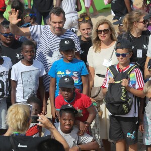 Semi-Exclusif - Valérie Trierweiler et Marc-Emmanuel participent à l'opération du Secours Populaire "Journée des oubliés des vacances" à Cabourg, le 25 août 2016.