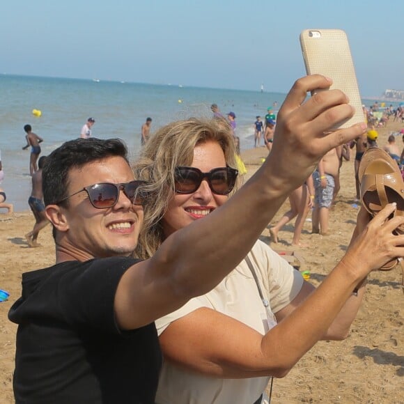 Semi-Exclusif - Valérie Trierweiler et Amine participent à l'opération du Secours Populaire "Journée des oubliés des vacances" à Cabourg, le 25 août 2016.