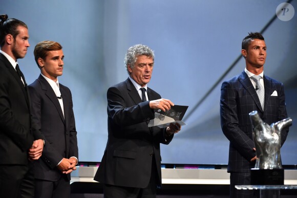 Cristiano Ronaldo, Gareth Bale, Antoine Griezmann et Angel Maria Villar (président par intérim de l'UEFA) lors de la remise des trophées UEFA du Championnat d'Europe 2016. Cristiano Ronaldo a été élu "Meilleur joueur d'Europe" pour la saison 2015-2016. Monaco, le 25 août 2016. © Bruno Bebert/Bestimage