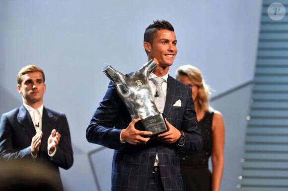 Cristiano Ronaldo et Antoine Griezmann lors de la remise des trophées UEFA du Championnat d'Europe 2016. Cristiano Ronaldo a été élu "Meilleur joueur d'Europe" pour la saison 2015-2016. Monaco, le 25 août 2016. © Bruno Bebert/Bestimage