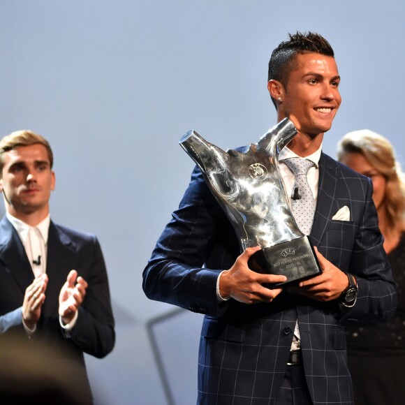 Cristiano Ronaldo et Antoine Griezmann lors de la remise des trophées UEFA du Championnat d'Europe 2016. Cristiano Ronaldo a été élu "Meilleur joueur d'Europe" pour la saison 2015-2016. Monaco, le 25 août 2016. © Bruno Bebert/Bestimage