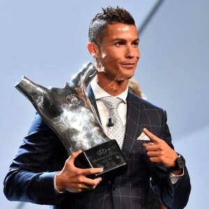 Cristiano Ronaldo et Antoine Griezmann lors de la remise des trophées UEFA du Championnat d'Europe 2016. Cristiano Ronaldo a été élu "Meilleur joueur d'Europe" pour la saison 2015-2016. Monaco, le 25 août 2016. © Bruno Bebert/Bestimage