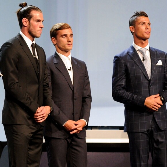 Cristiano Ronaldo, Gareth Bale et Antoine Griezmann lors de la remise des trophées UEFA du Championnat d'Europe 2016. Cristiano Ronaldo a été élu "Meilleur joueur d'Europe" pour la saison 2015-2016. Monaco, le 25 août 2016. © Bruno Bebert/Bestimage