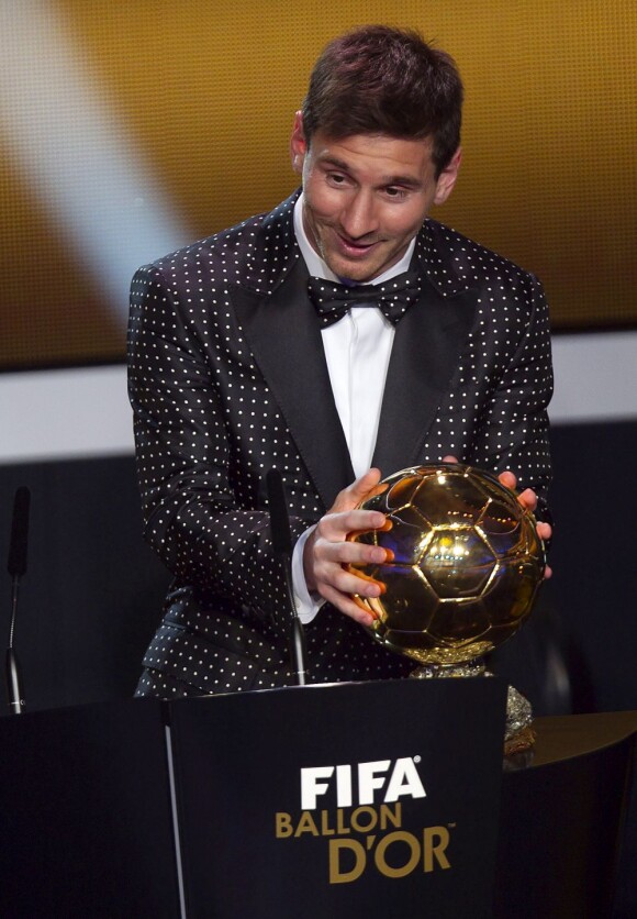 Lionel Messi, heureux dans son costume Dolce & Gabbana à petits pois blancs, après avoir reçu lundi 7 janvier 2013 son quatrième Ballon d'or consécutif à Zurich