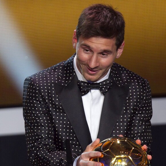 Lionel Messi, heureux dans son costume Dolce & Gabbana à petits pois blancs, après avoir reçu lundi 7 janvier 2013 son quatrième Ballon d'or consécutif à Zurich