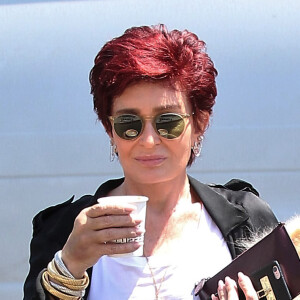Sharon Osbourne se balade en buvant son café et son chien dans le bras à West Hollywood, Californie, Etats-Unis, le 8 août 2016.