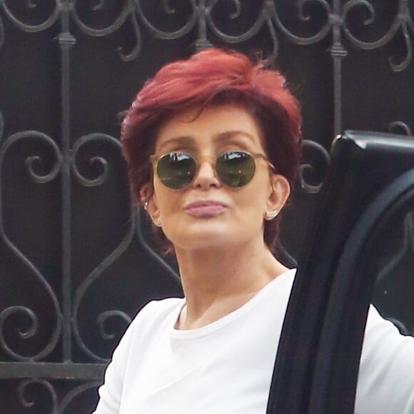 Exclusif - Sharon Osbourne à la sortie d'une voiture dans le quartier de Beverly Hills. Le 18 mai 2016