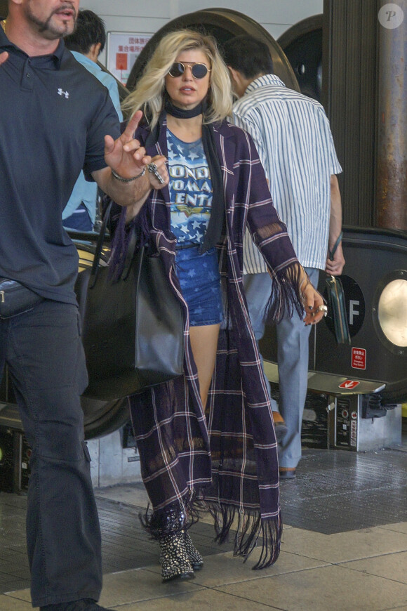 Exclusif - Fergie prend un vol à l'aéroport d'Osaka au Japon après avoir participé au festival Rockfest Japan, le 22 août 2016.