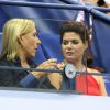 Martina Navratilova et Debra Messing lors de la cérémonie d'ouverture de l'US Open 2016 au USTA Billie Jean King National Tennis Center à Flushing Meadow, New York City, New York, Etats-Unis, le 29 août 2016.