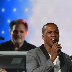 Phil Collins et Leslie Odom Jr lors de la cérémonie d'ouverture de l'US Open 2016 au USTA Billie Jean King National Tennis Center à Flushing Meadow, New York City, New York, Etats-Unis, le 29 août 2016.