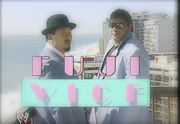 Mr. Fuji et Don Muraco dans leur parodie de Miami Vice : Fuji Vice. Harry Fujiwara, alias Mr. Fuji dans le monde de la WWE, est mort à 82 ans le 28 août 2016.