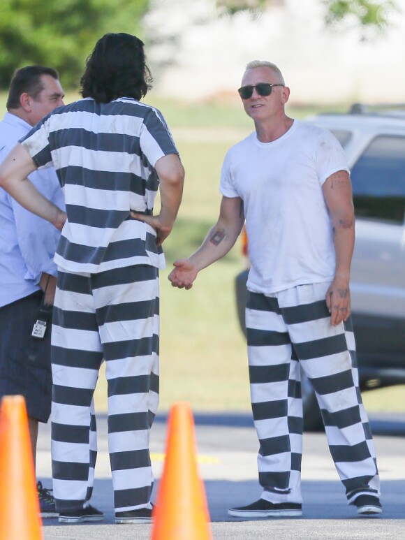 Exclusif - Daniel Craig, blond platine et habillé en prisonnier, sur le tournage du film "Logan Lucky" à Atlanta, le 29 août 2016