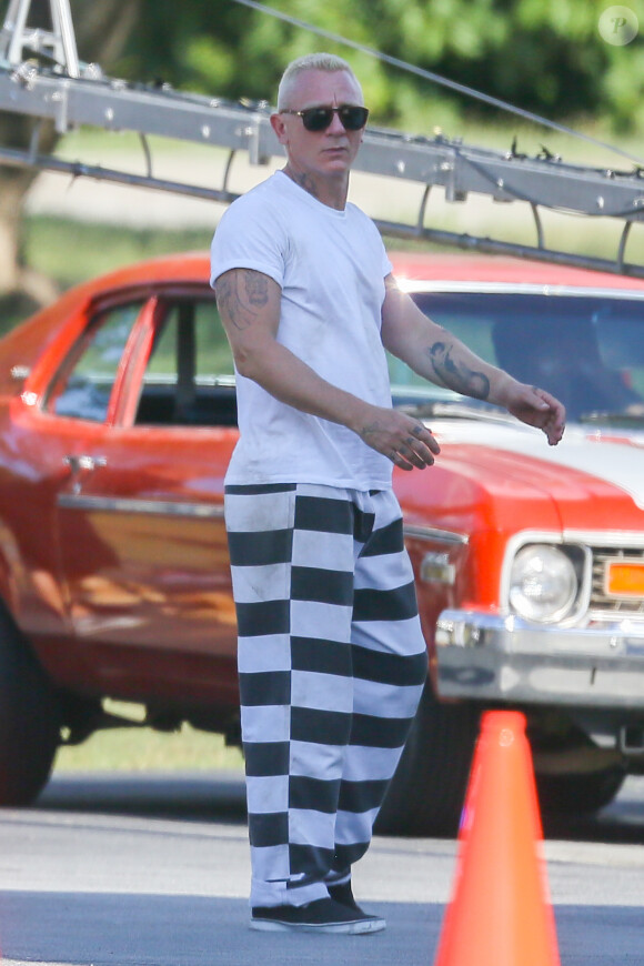 Exclusif - Daniel Craig, blond platine et habillé en prisonnier, sur le tournage du film "Logan Lucky" à Atlanta, le 29 août 2016