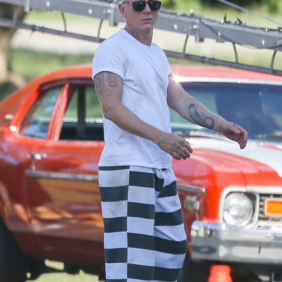 Exclusif - Daniel Craig, blond platine et habillé en prisonnier, sur le tournage du film "Logan Lucky" à Atlanta, le 29 août 2016