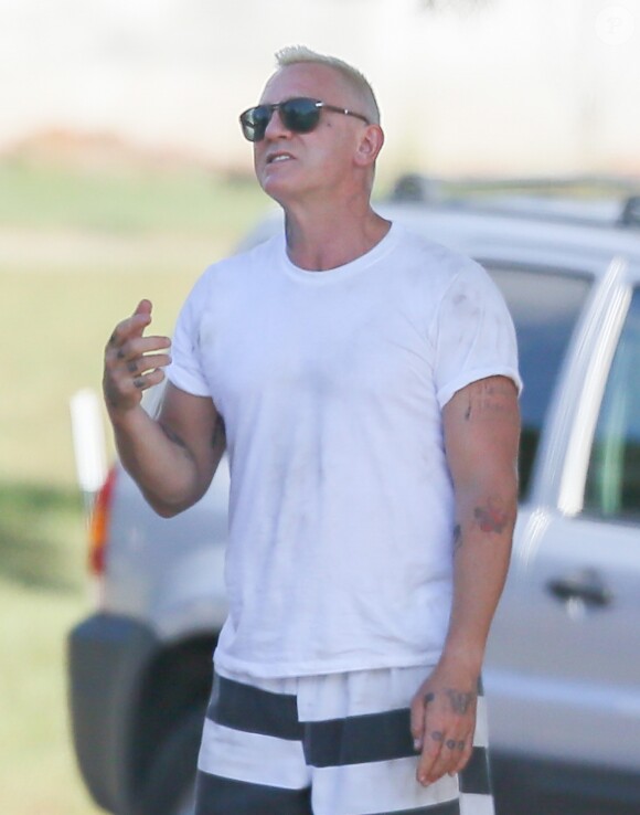 Exclusif - Daniel Craig, blond platine et habillé en prisonnier, sur le tournage du film "Logan Lucky" à Atlanta, le 29 août 2016