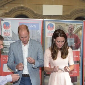 Le prince William et Kate Middleton, duc et duchesse de Cambridge, ont signé un morceau d'ardoise dans la cathédrale de Truro le 1er septembre 2016, lors de leur visite officielle en Cornouailles, pour soutenir la levée de fonds pour la réfection de la toiture de l'édifice.