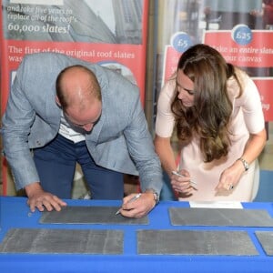 Le prince William et Kate Middleton, duc et duchesse de Cambridge, ont signé un morceau d'ardoise dans la cathédrale de Truro le 1er septembre 2016, lors de leur visite officielle en Cornouailles, pour soutenir la levée de fonds pour la réfection de la toiture de l'édifice.