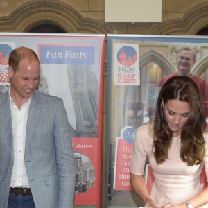 Le prince William et Kate Middleton, duc et duchesse de Cambridge, ont signé un morceau d'ardoise dans la cathédrale de Truro le 1er septembre 2016, lors de leur visite officielle en Cornouailles, pour soutenir la levée de fonds pour la réfection de la toiture de l'édifice.