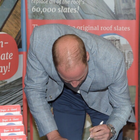 Le prince William et Kate Middleton, duc et duchesse de Cambridge, ont signé un morceau d'ardoise dans la cathédrale de Truro le 1er septembre 2016, lors de leur visite officielle en Cornouailles, pour soutenir la levée de fonds pour la réfection de la toiture de l'édifice.