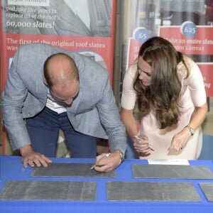 Le prince William et Kate Middleton, duc et duchesse de Cambridge, ont signé un morceau d'ardoise dans la cathédrale de Truro le 1er septembre 2016, lors de leur visite officielle en Cornouailles, pour soutenir la levée de fonds pour la réfection de la toiture de l'édifice.